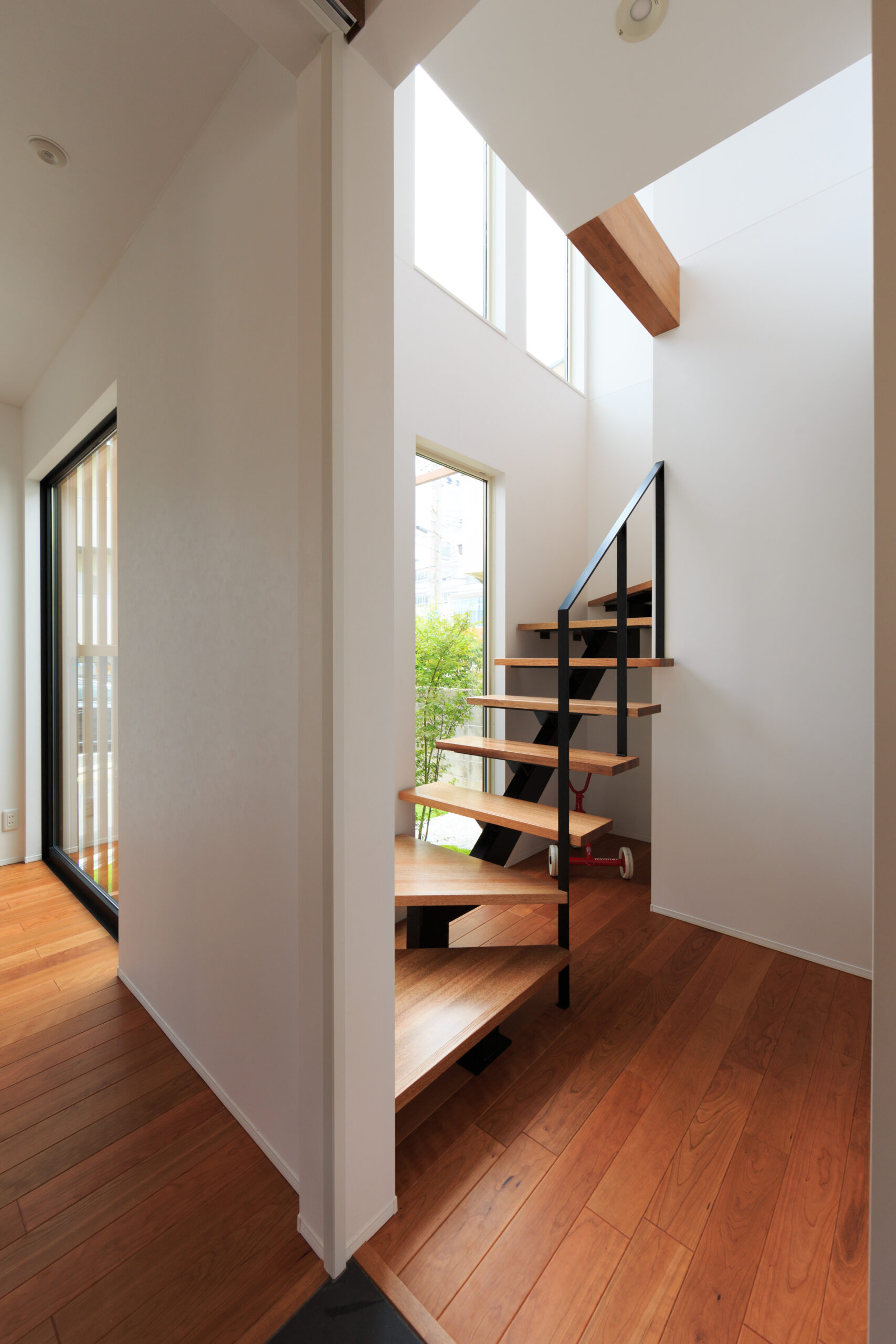 上部に吹き抜けのあるスケルトン階段