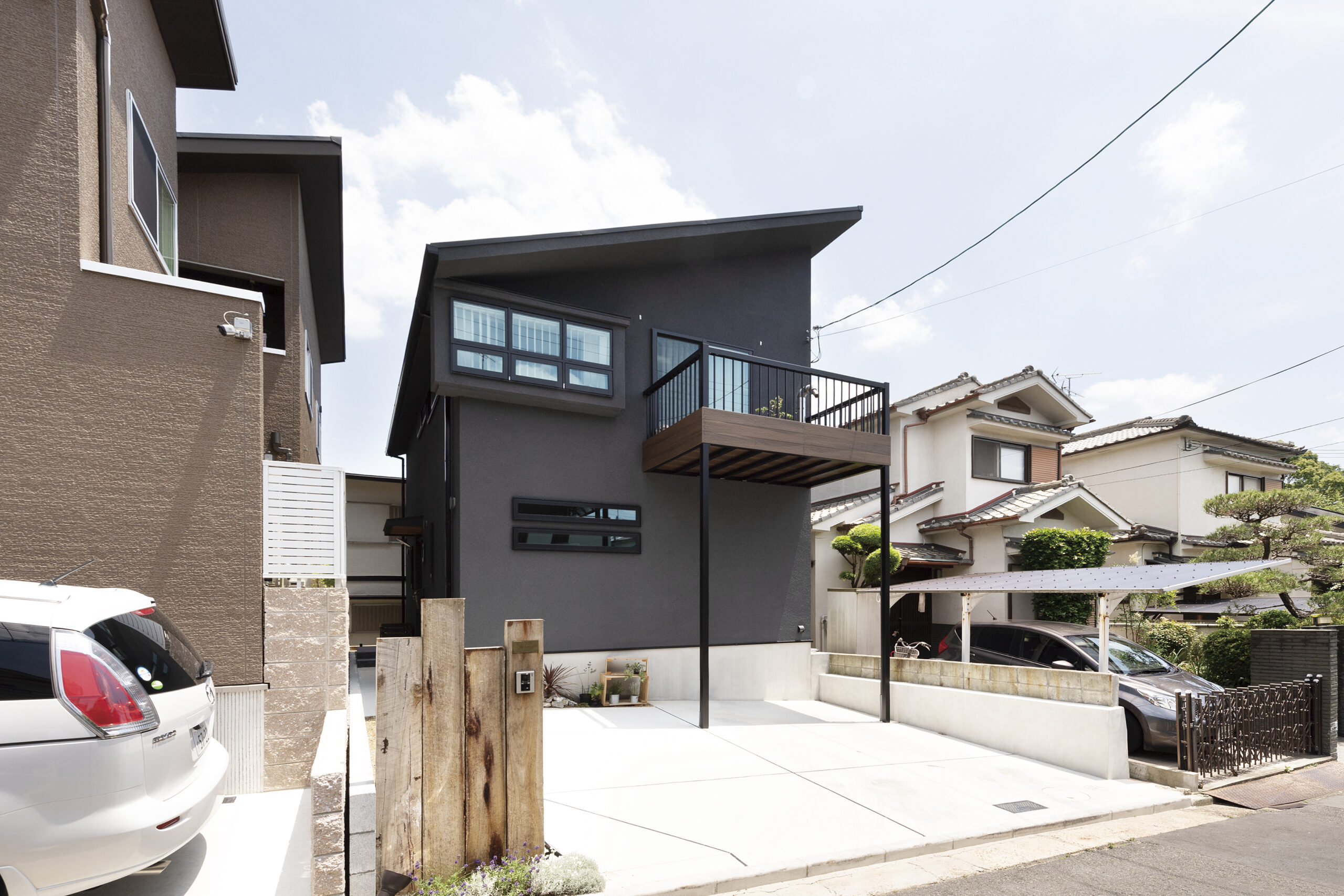 片流れ屋根がスタイリッシュな2階建ての家