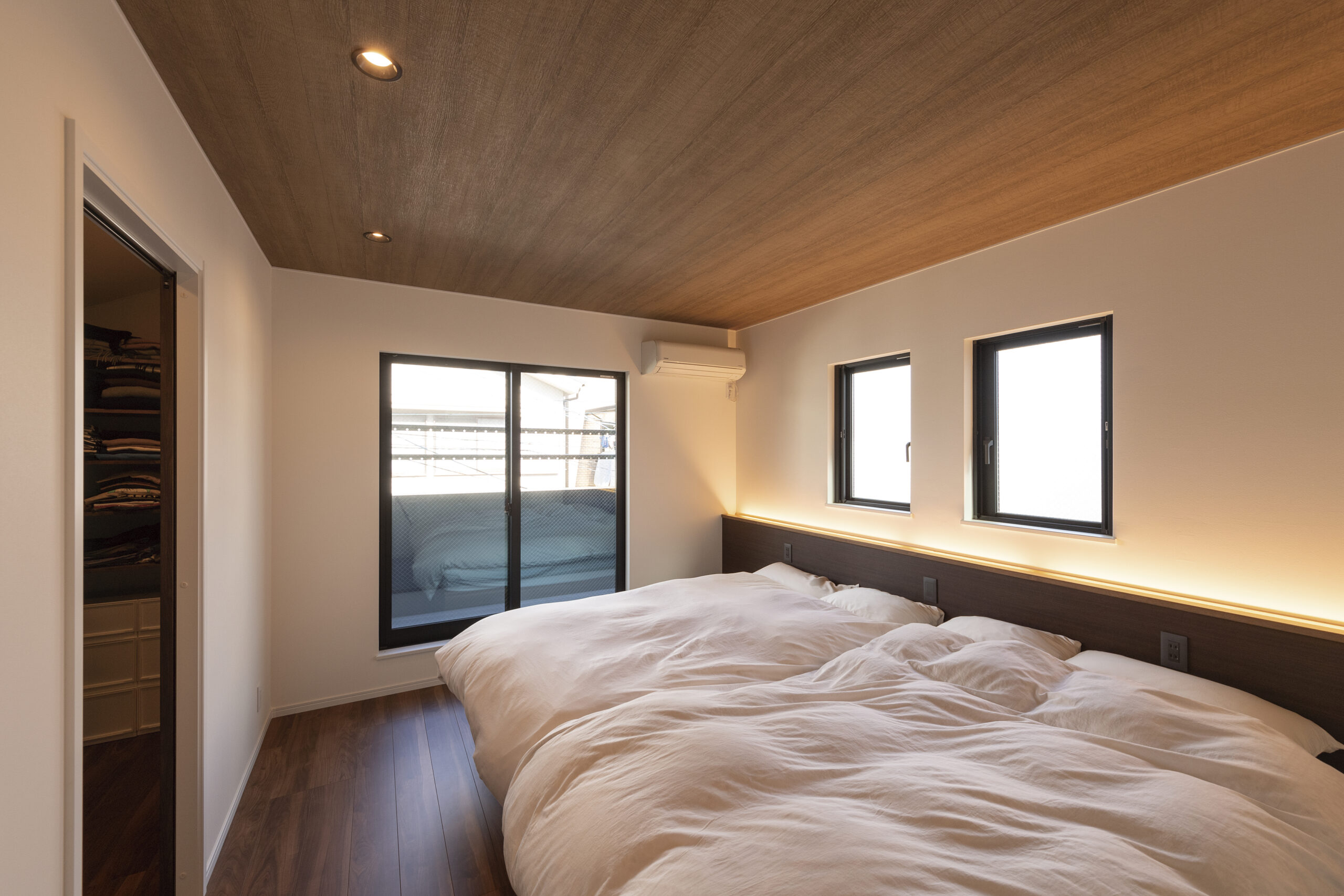 間接照明がホテルライクな雰囲気を作り出す主寝室