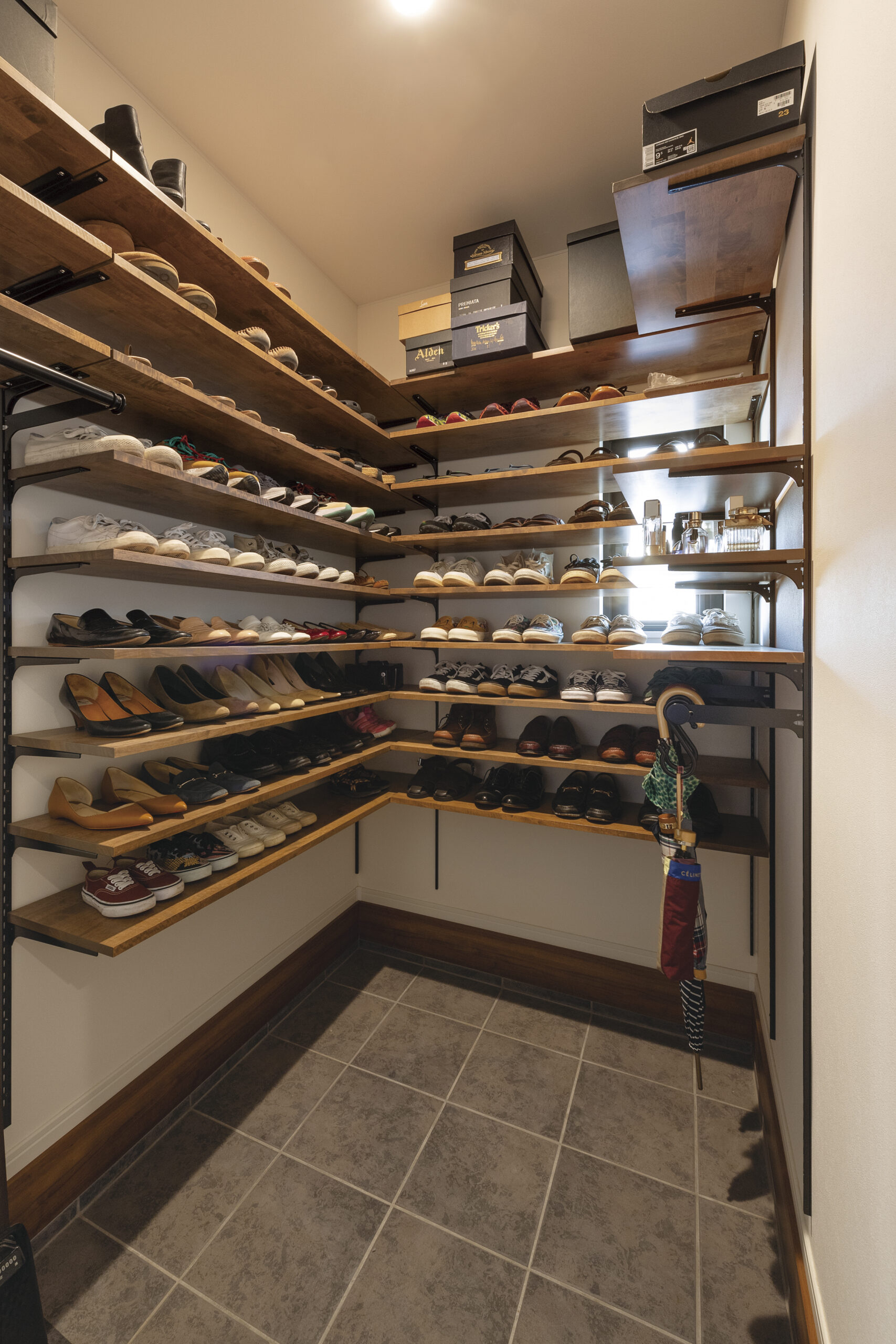 たっぷり靴を見せて収納できる可動棚のシューズインクローゼット