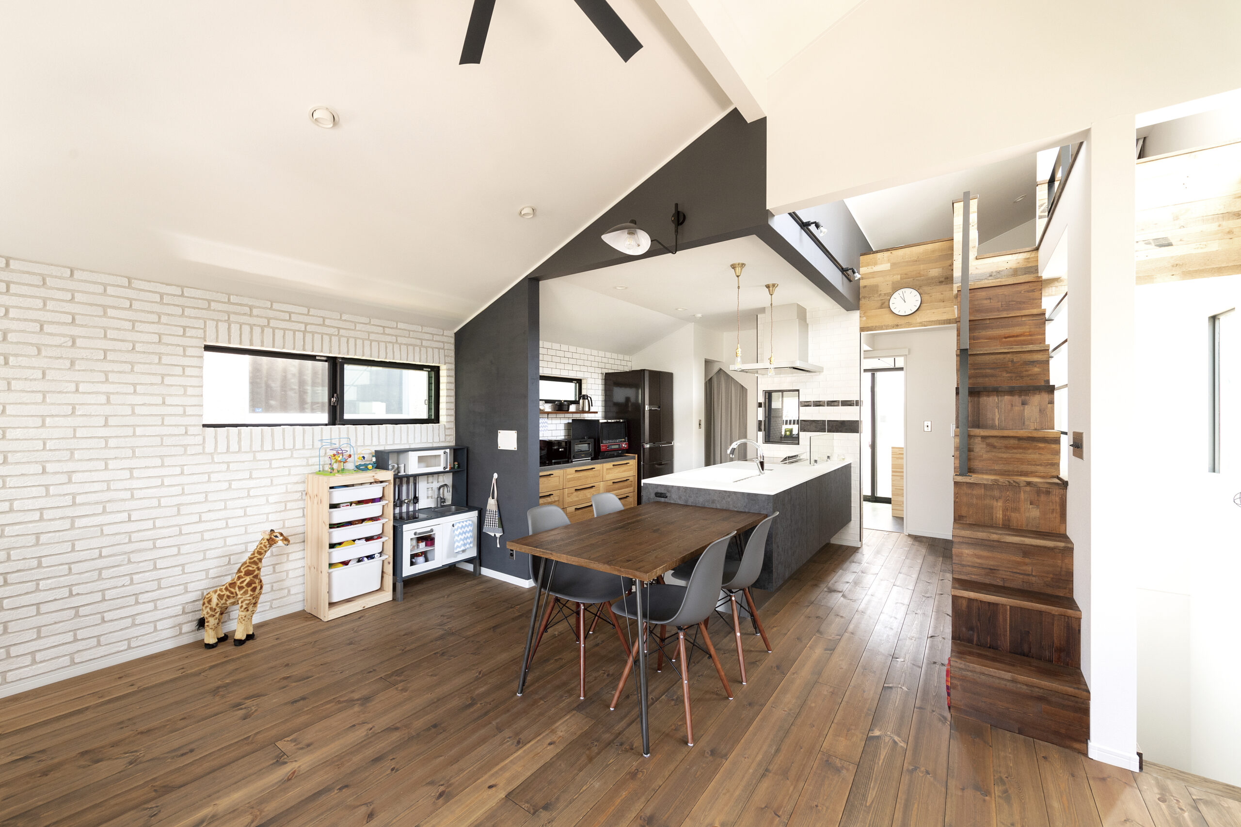 キッチンとダイニングを横並びに配置し、水回りとファミリークローゼットへつながる回遊動線