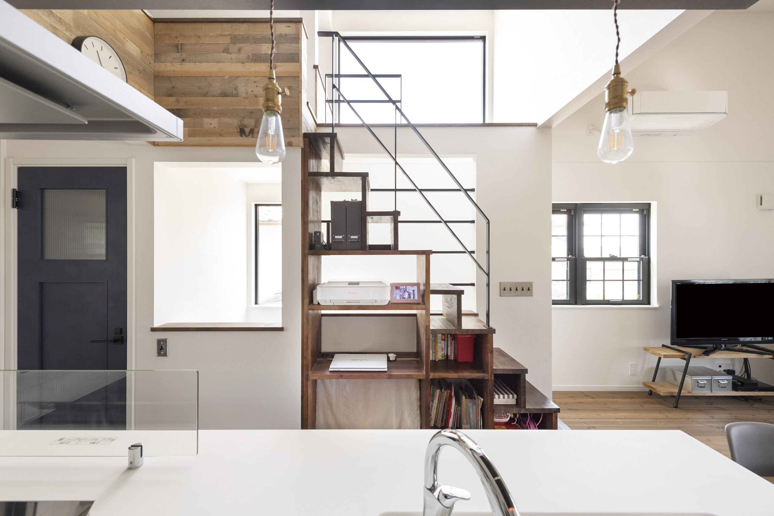 勾配天井と大きな窓から光が入る明るいキッチン空間