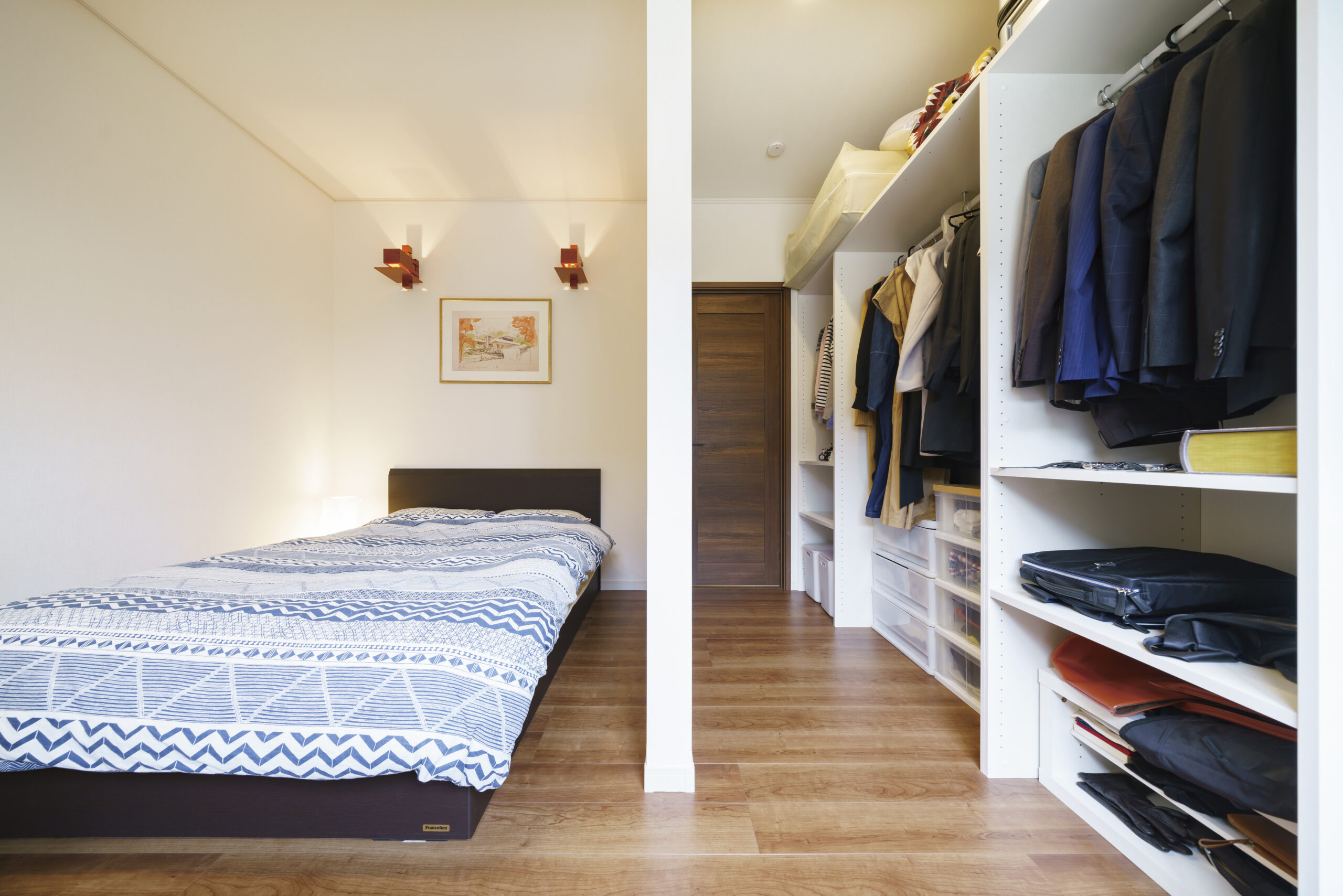 垂れ壁でクローゼットと仕切った主寝室