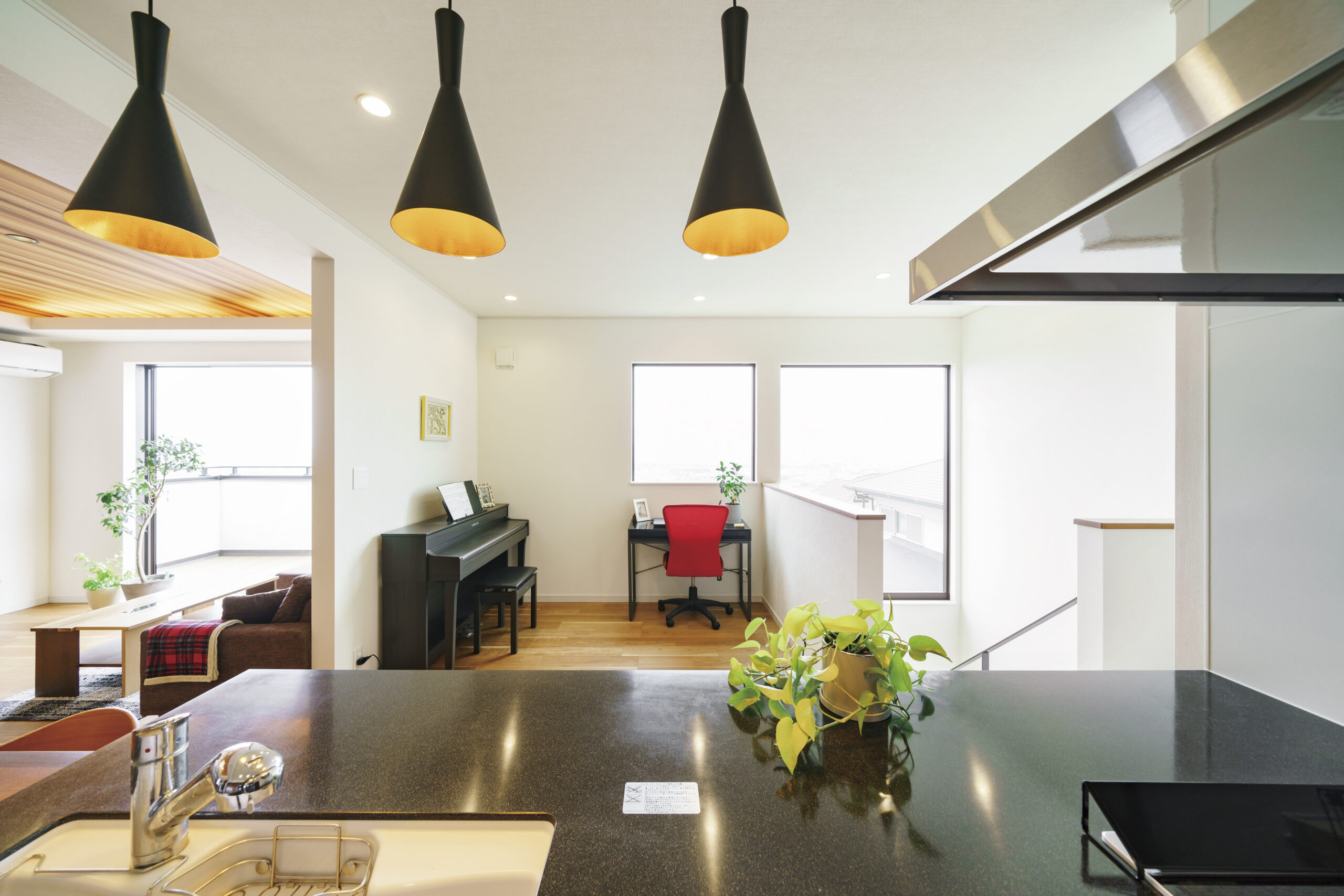 目の前の窓から北摂の景色を一望できる書斎スペース