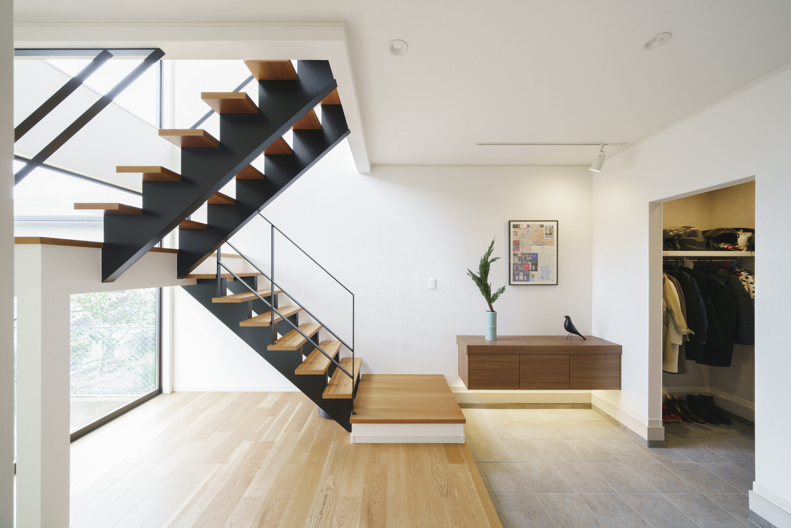 広々とした土間収納を併設した開放的な玄関ホール