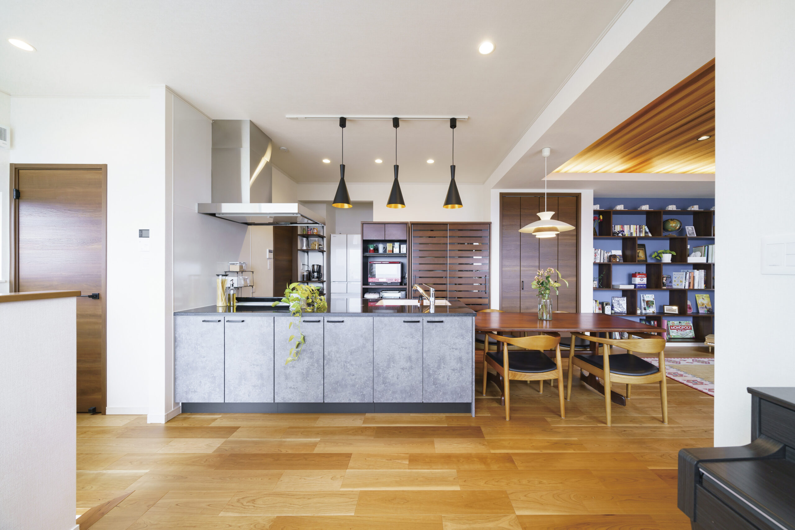 パントリーと回遊動線でつながったペニンシュラキッチン