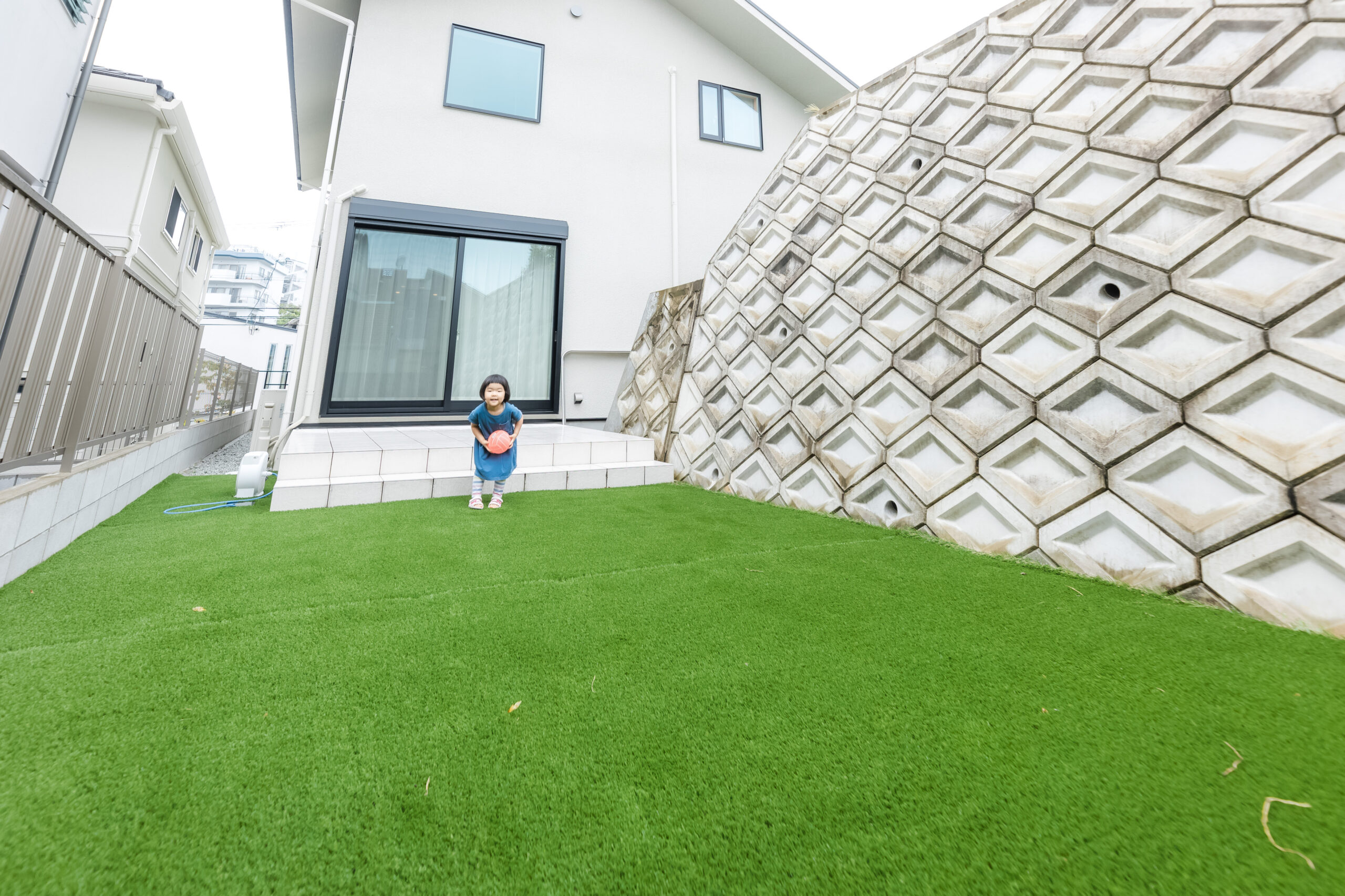 リビングと繋がるタイルデッキと庭