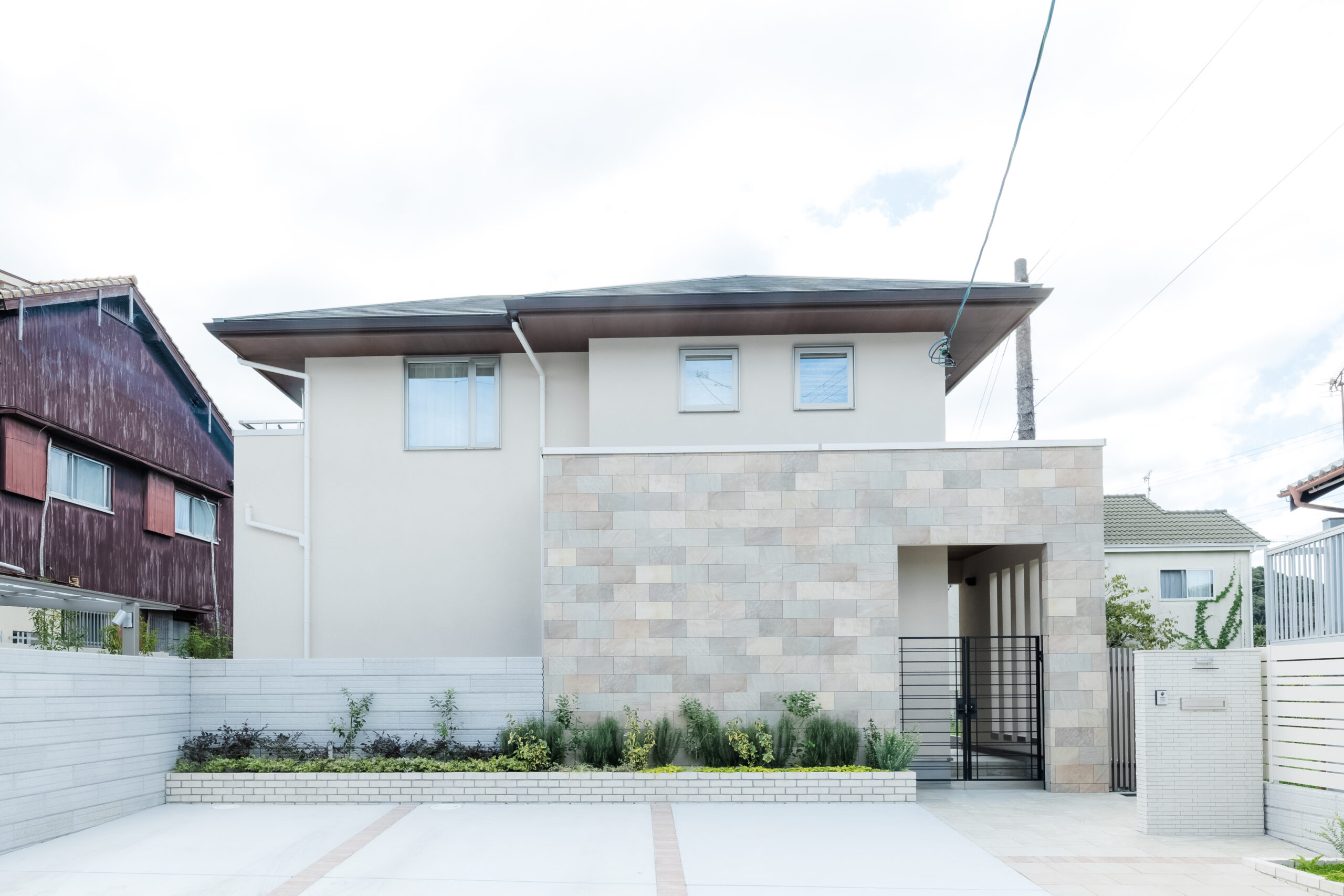 西宮市の注文住宅｜外壁にタイルを使った重厚感のある外観