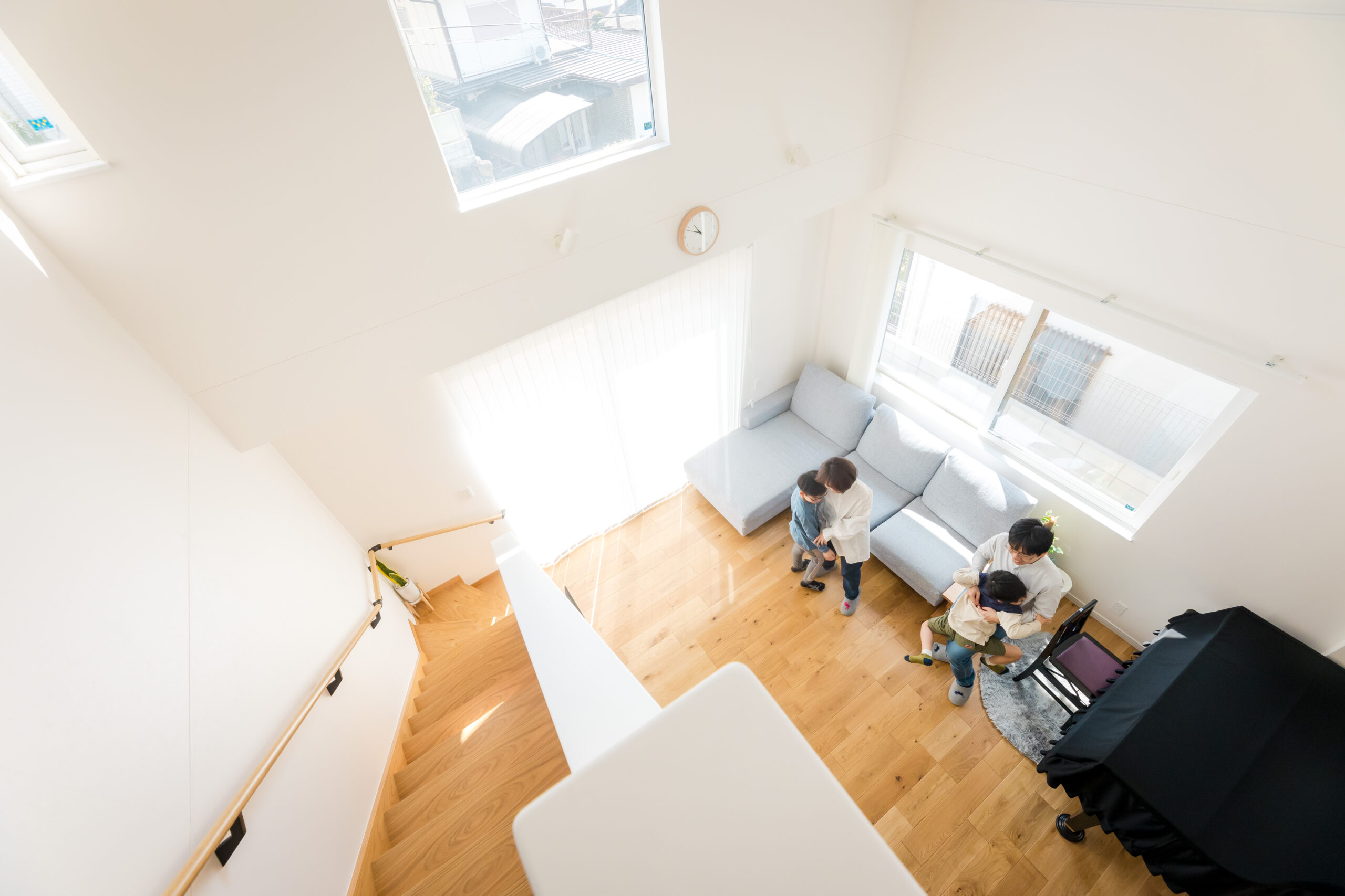 大きな吹き抜けのある開放的なリビング空間