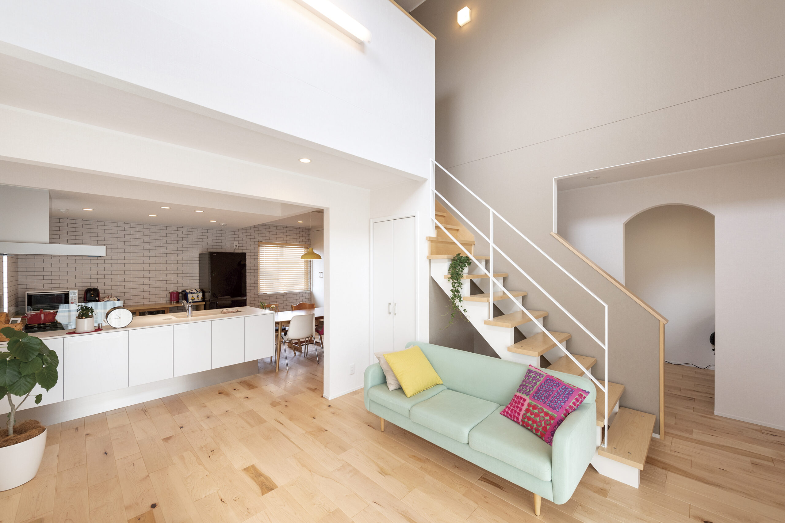 吹田市の注文住宅|吹き抜けリビングと白いアイアン手すりのスケルトン階段