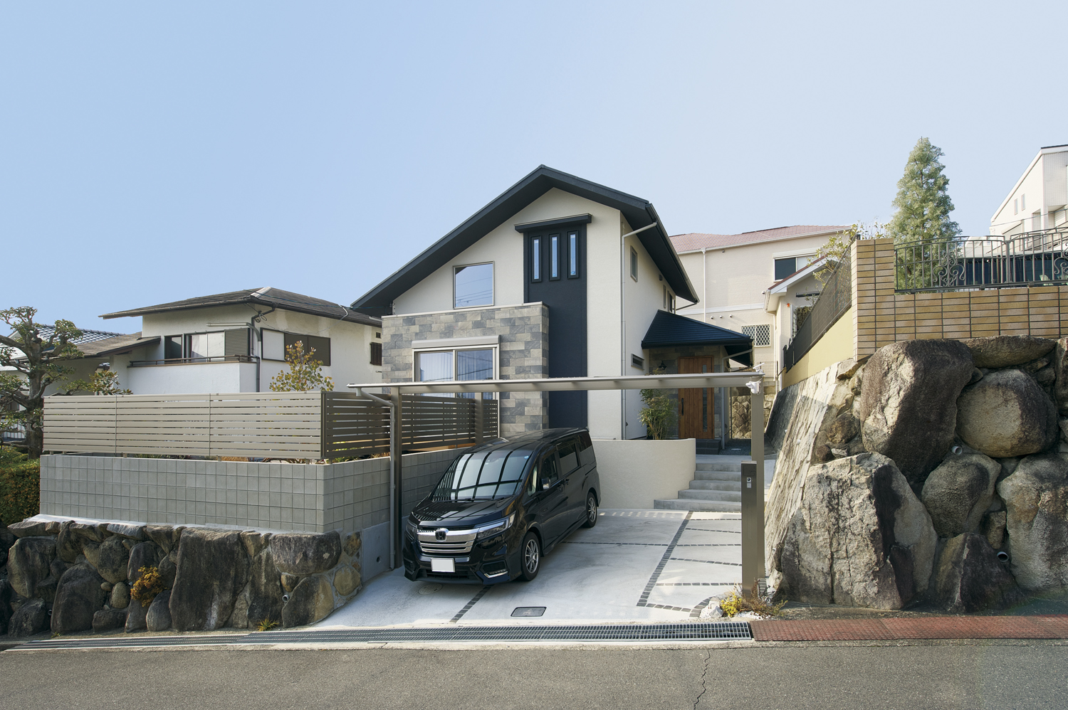 茨木市の注文住宅｜タイルと2色の外壁を組み合わせたスタイリッシュな外観