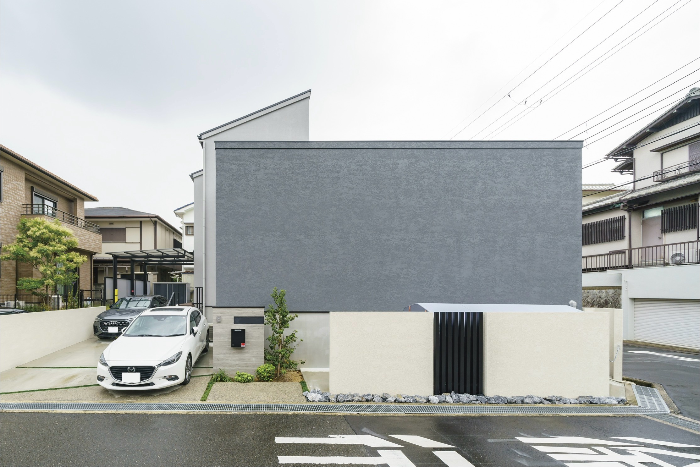 茨木市で建てたグレーと白を基調としたロの字型の中庭のある注文住宅の外観