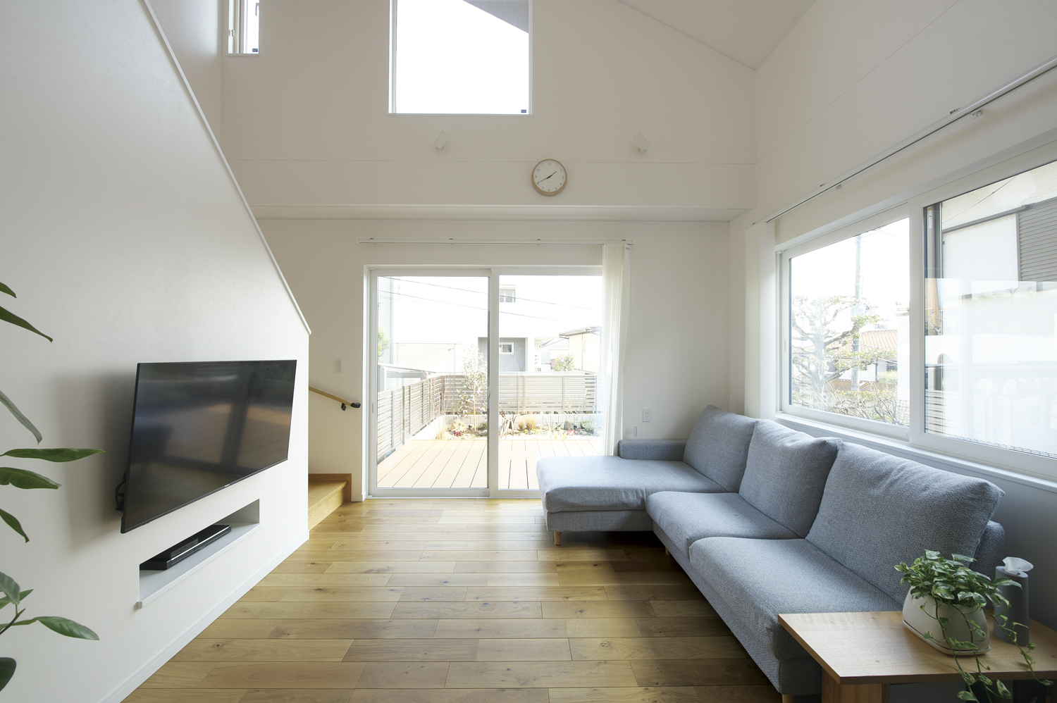 明るい自然光が入る吹き抜けリビング