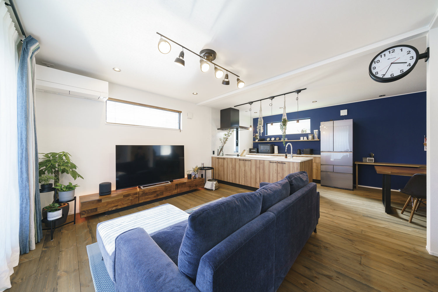 5人家族の3階建て|木とネイビーと黒でコーディネートした2階LDK