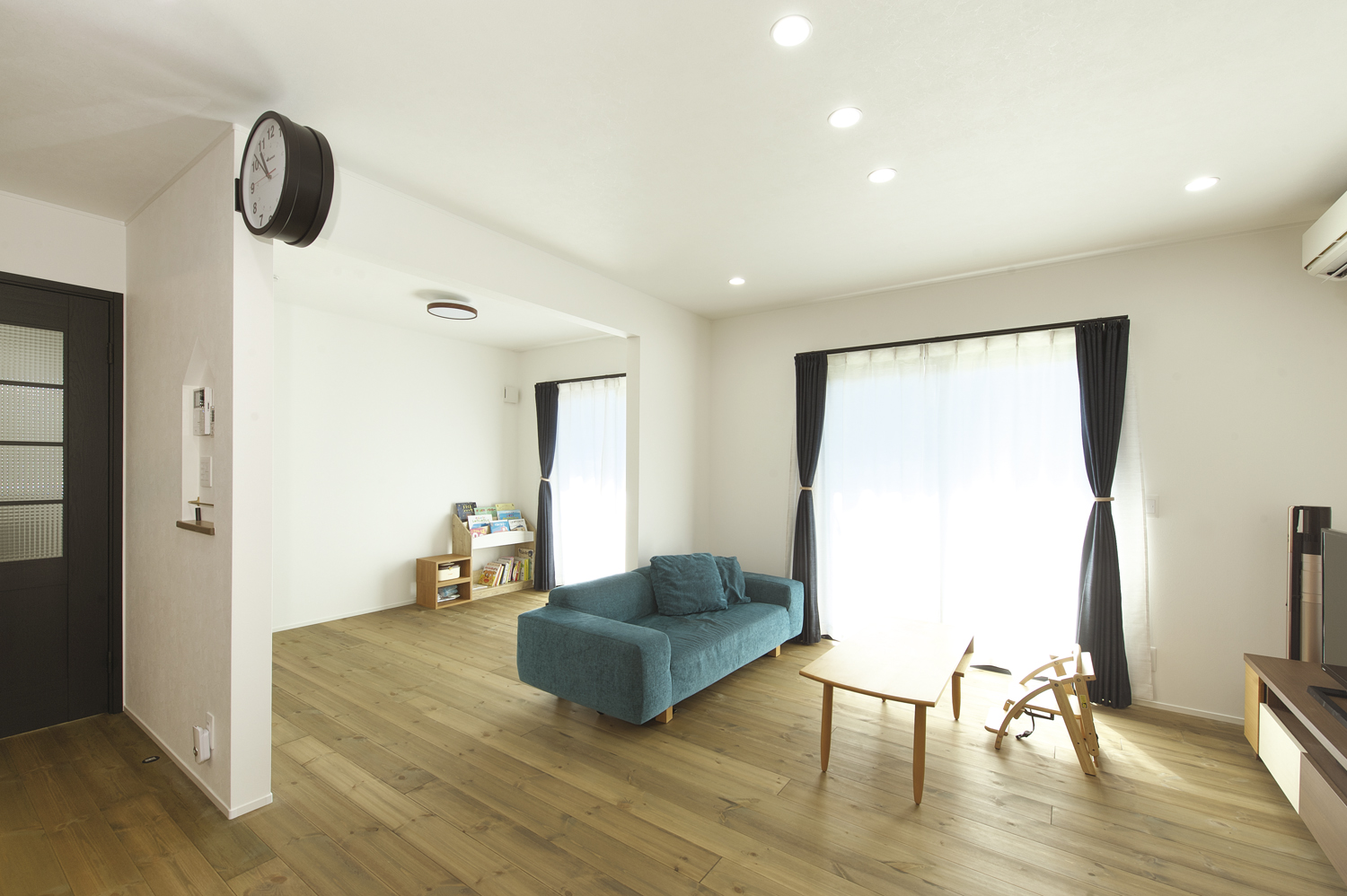 無垢床で明るく広々したリビング