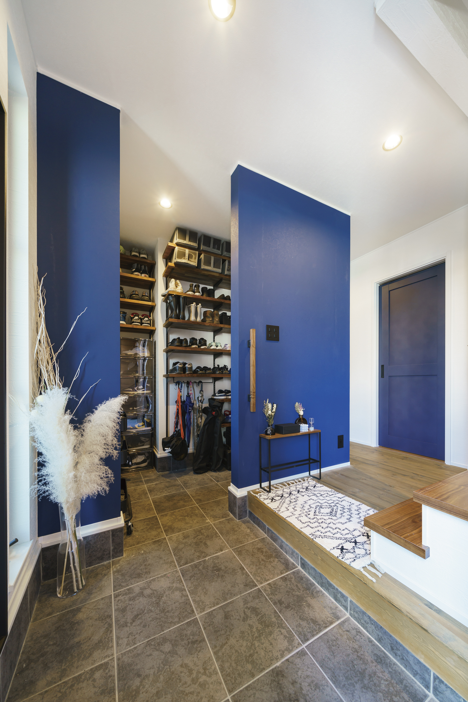 ネイビーが印象的なDIYのシューズインクローゼット
