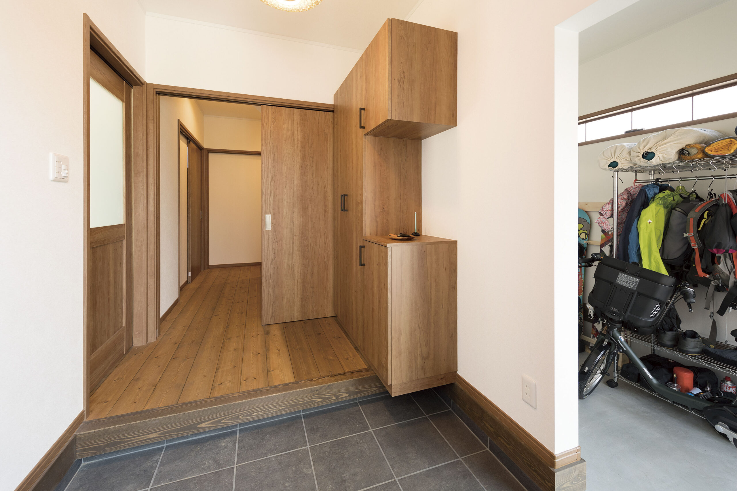 アウトドアグッズをたっぷり収納できる土間収納と隣接した玄関