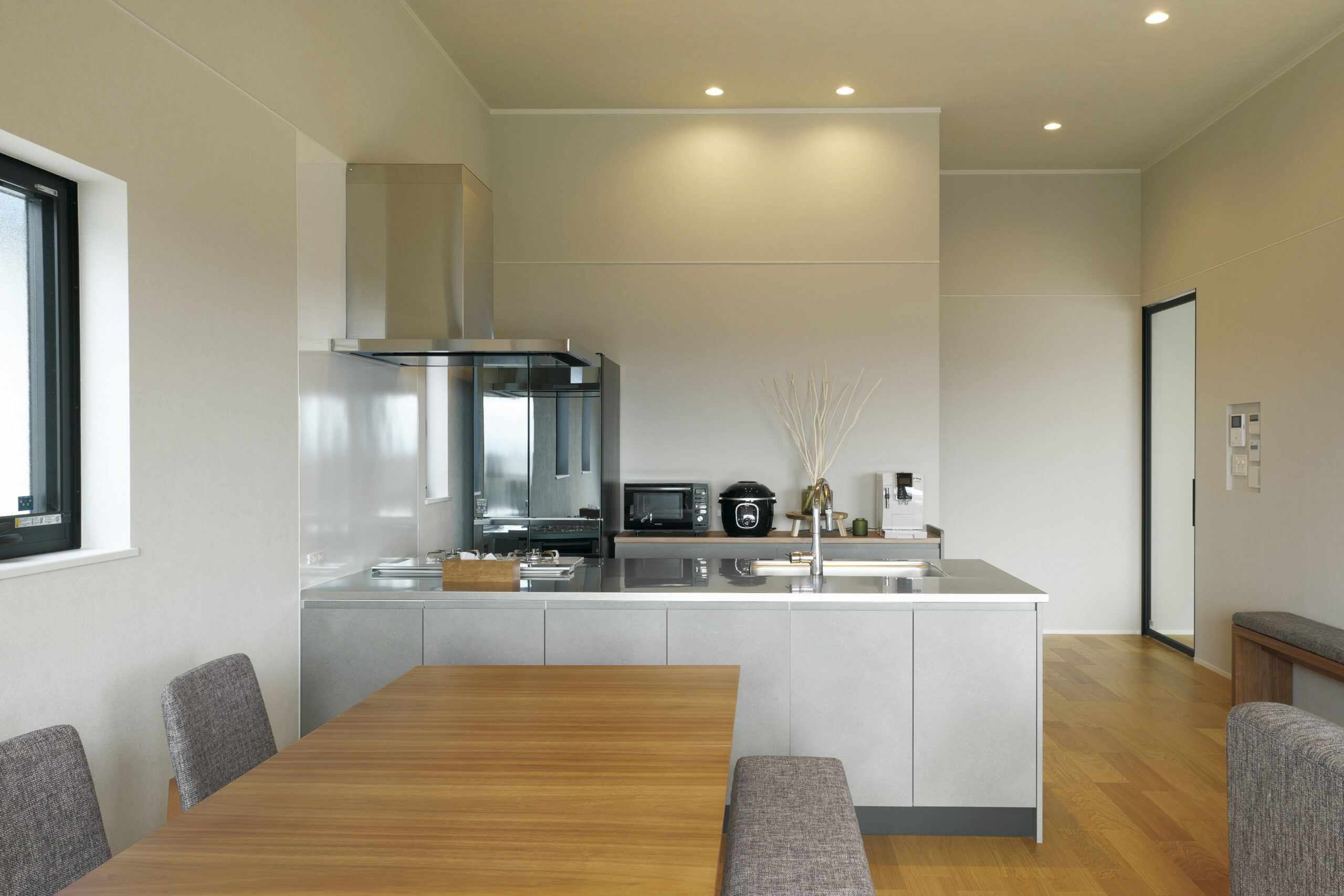 グレー×ステンレスがスタイリッシュなキッチン