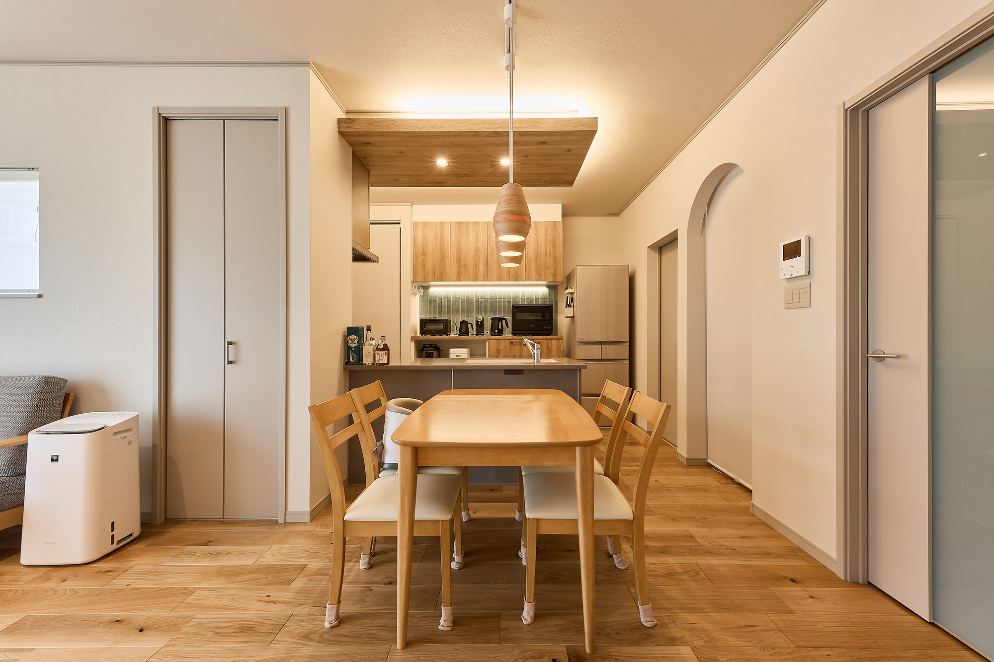 壁面にタイルを施したキッチン