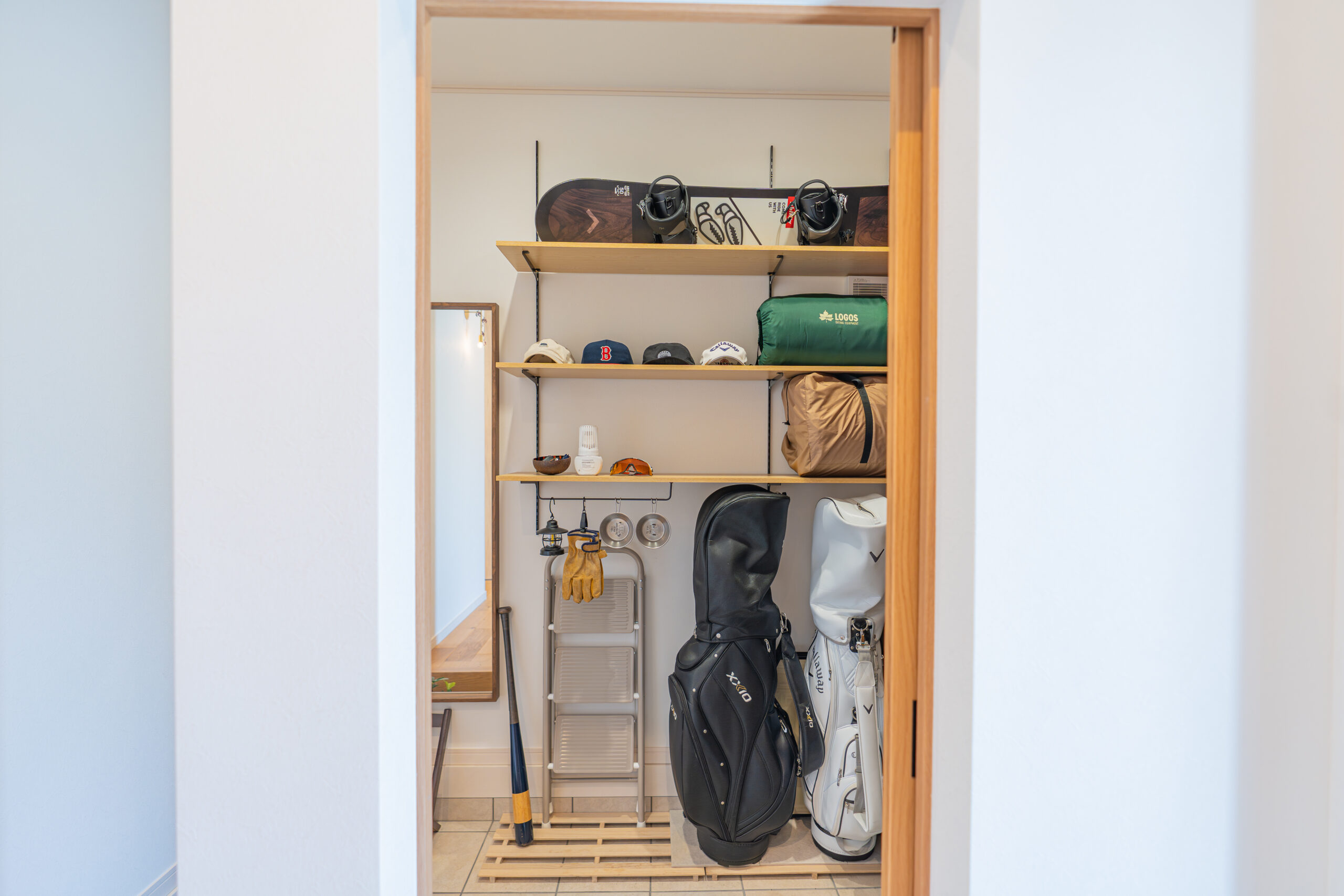 アウトドア用品も収納できる可動棚のあるシューズインクローゼット