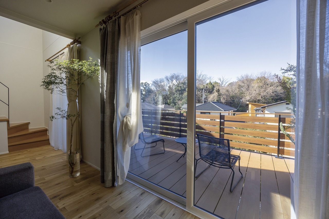 高低差を活かした広々とした開放的なウッドデッキ