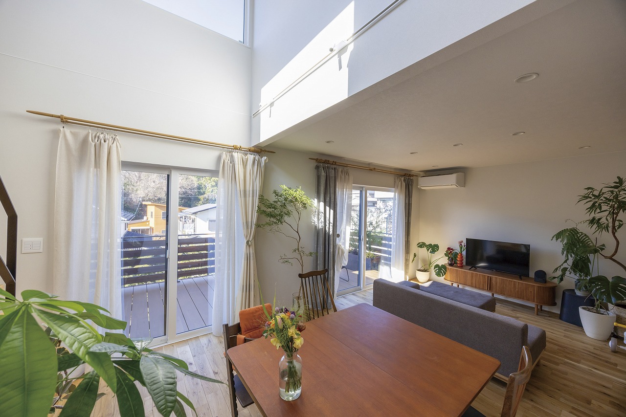 窓からの光が明るい吹き抜けLDK