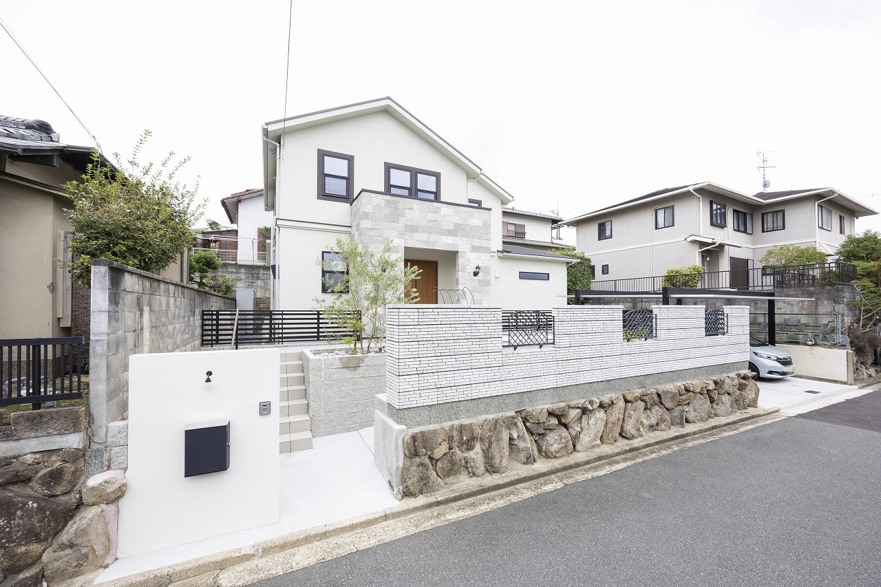 タイルをあしらった門構えの外観|枚方市の注文住宅