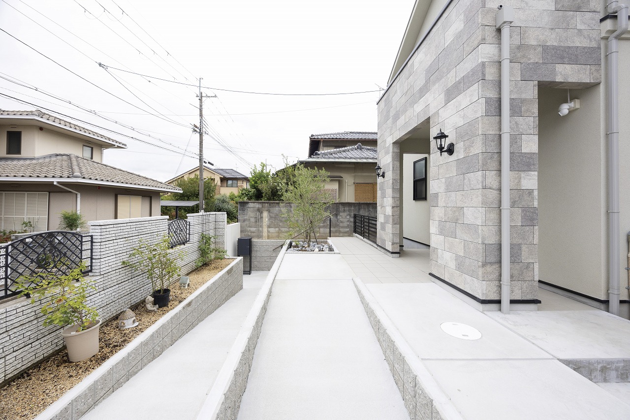 車椅子で通れるスロープの玄関アプローチ