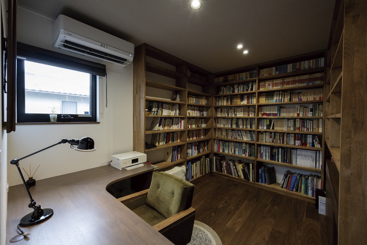 造作カウンターのある書斎