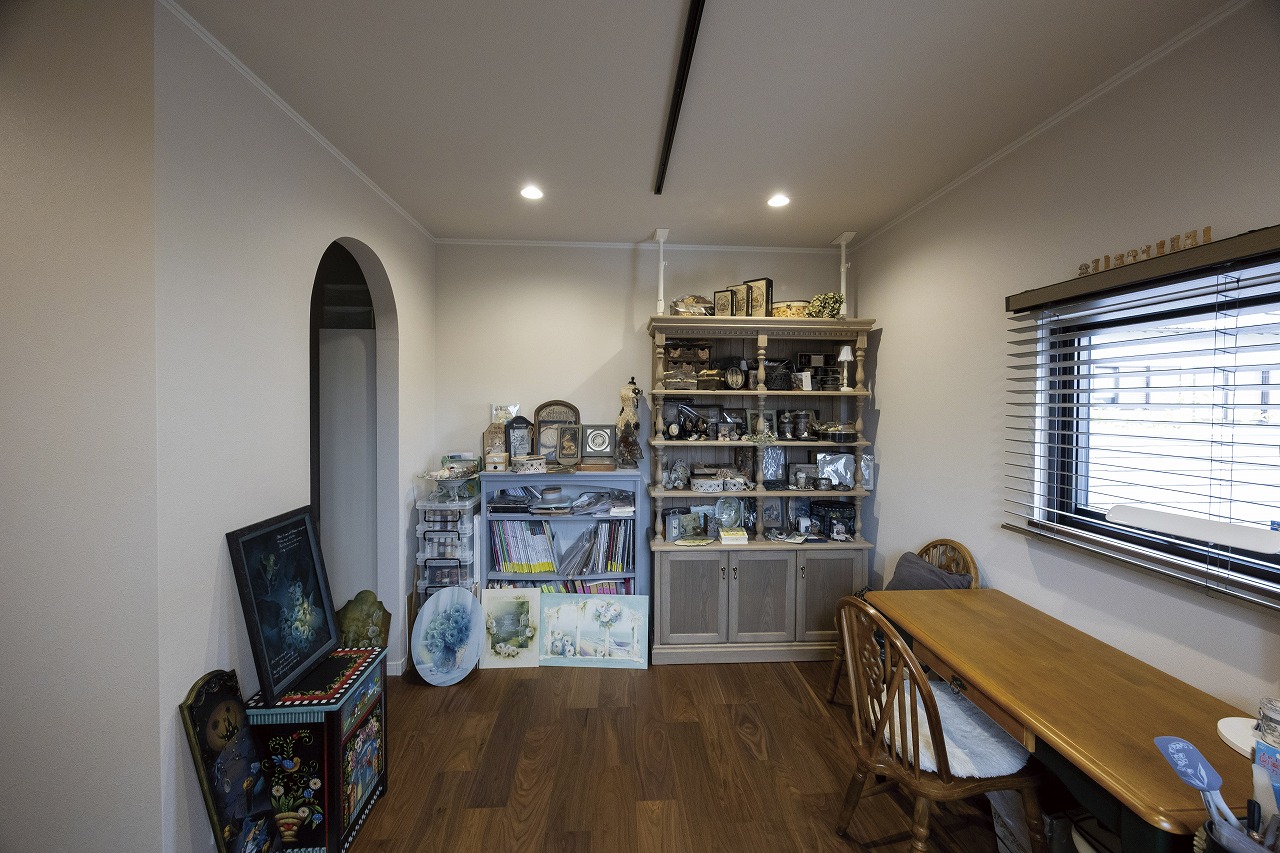 Rの垂れ壁の収納のある趣味部屋