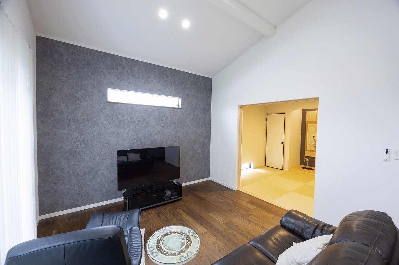 和室につながる勾配天井のリビング