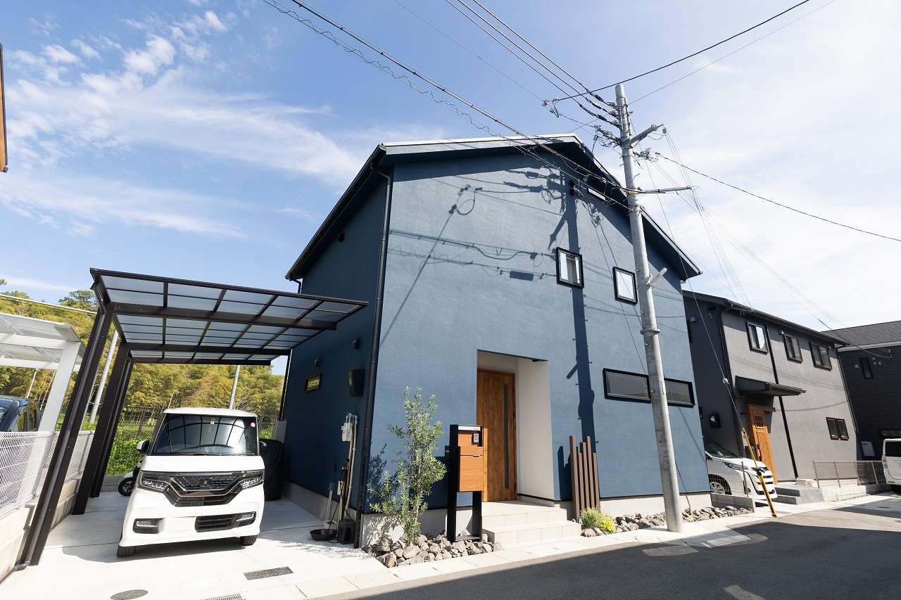 箕面市の注文住宅｜ネイビーの外壁の延床28坪の家