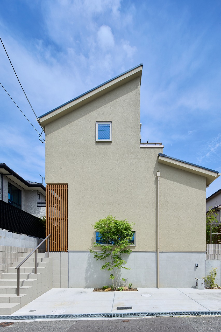 寝屋川市のナチュラルな外観の注文住宅
