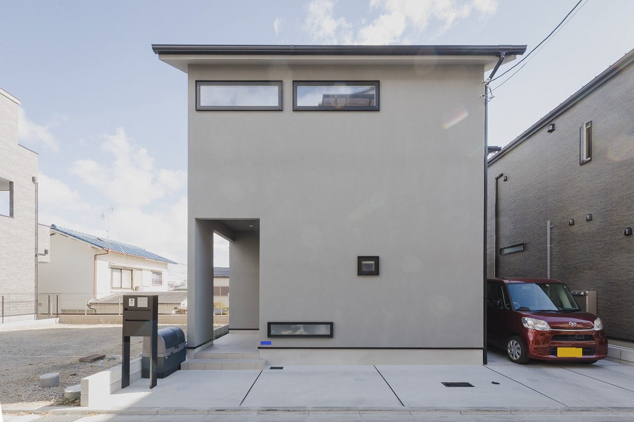 吹田市で建てたグレーとブラックで統一した、無駄を削ぎ落としたシンプルモダンなデザインの注文住宅の外観