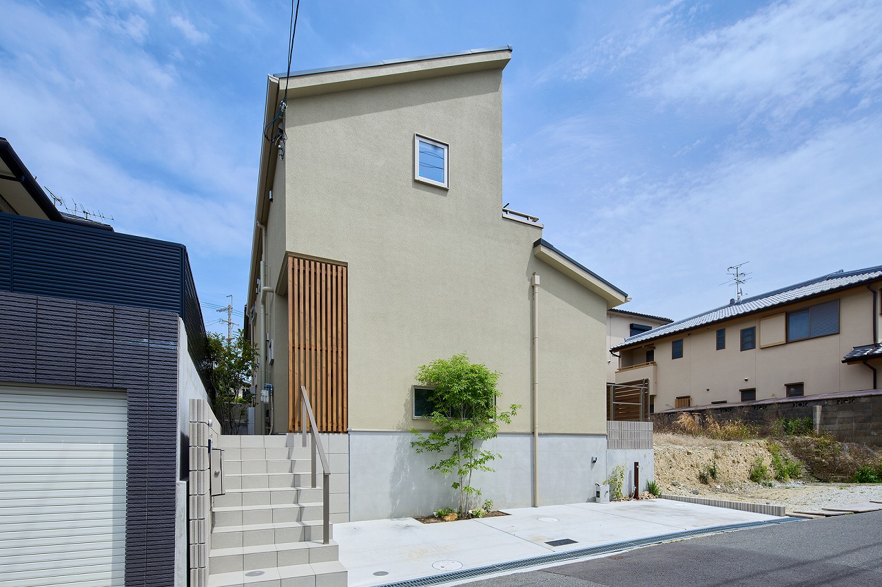 寝屋川市のナチュラルな外観の注文住宅