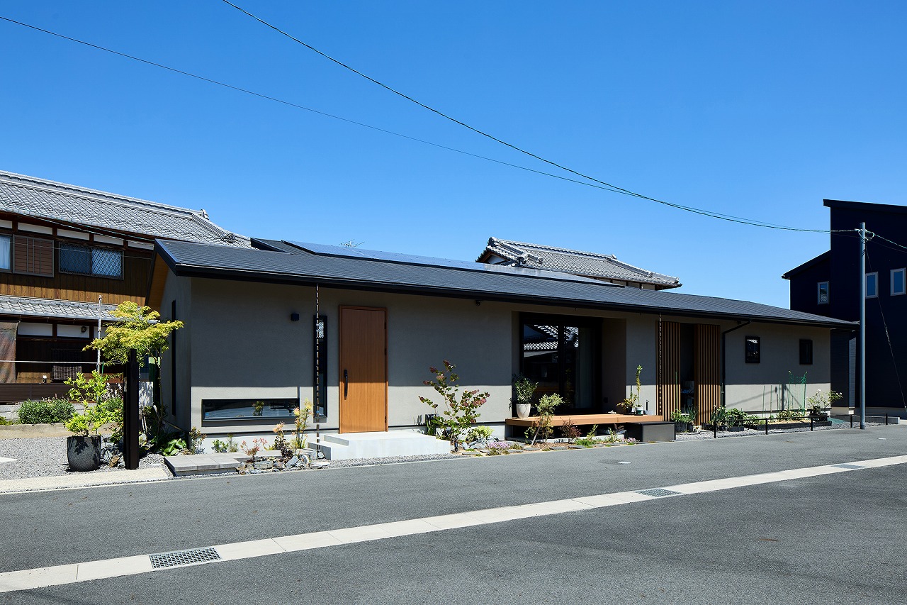 草津市の注文住宅|グレー外壁の平屋の外観