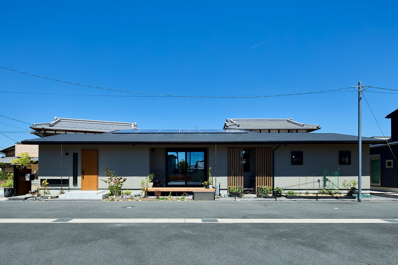草津市の注文住宅｜グレーの外壁の平屋