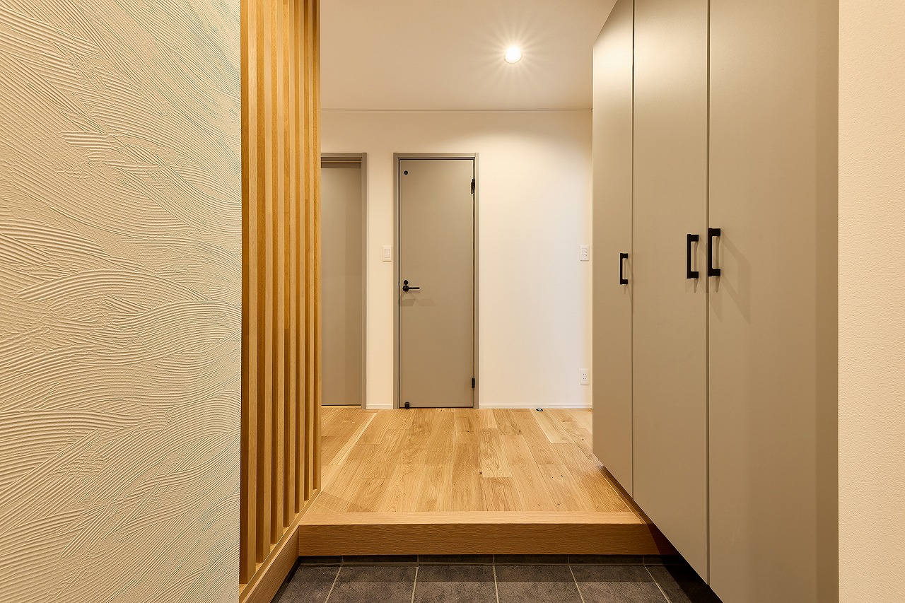 縦格子とグレーの建具