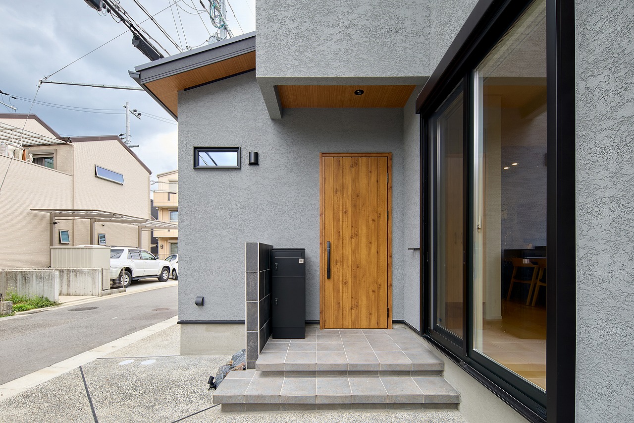 グレーの外壁と木目の軒裏が特徴の注文住宅の外観